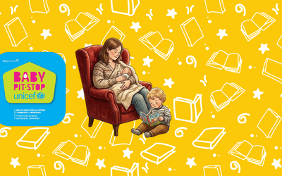 Nell'immagine si vede una mamma che allatta il suo bambino su una poltrona rosso. A fianco si trova il logo del Baby Pit Stop UNICEF. Lo sfondo è giallo con immagini di libri stilizzati.
