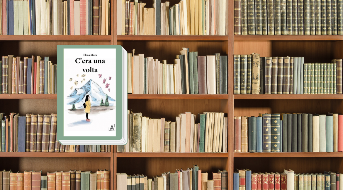 Nell'immagine si vede la copertina del libro "C'era una volta" di Elena Mora bordata di verde salvia. Sullo sfondo si vede una libreria con i ripiani pieni di libri.