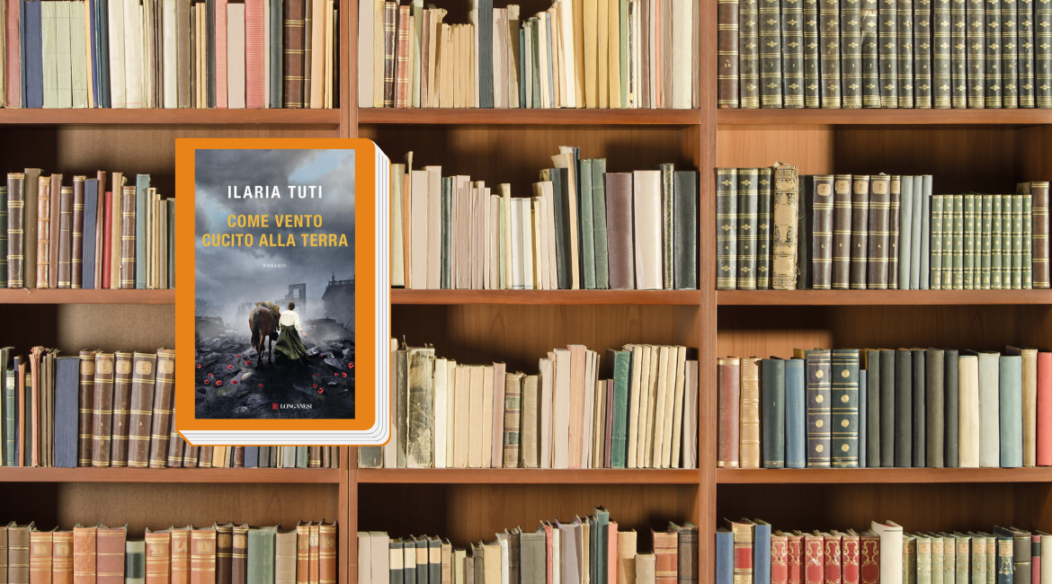 L'immagine mostra la copertina del libro "Come vento cucito alla terra" di Ilaria Tuti bordata di arancione. Sullo sfondo si vede uno scaffale pieno di libri.