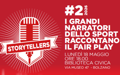 Nell'immagine si vede un microfono con la scritta "Storytellers" e di fianco "#2/2026 I grandi narratori dello sport raccontano il fairplay". Lo sfondo è rosso e le scritte sono bianche.