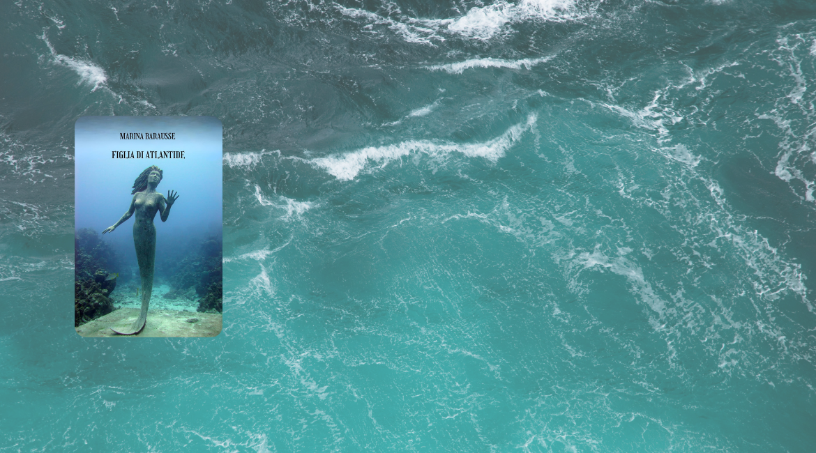 Nell'immagine si vede la copertina del libro "Figlia di Atlantide" di Marina Barausse con il disegno di una sirena. Sullo sfondo si vede acqua di mare turchese increspata dal vento.
