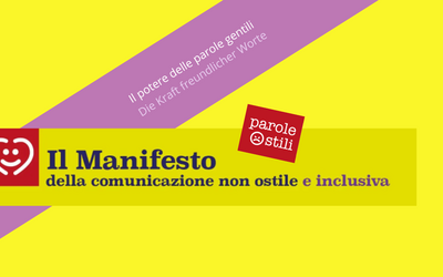 Su uno sfondo giallo si vede il logo di Parole O_Stili e quello del Manifesto della comunicazione non ostile. Sovrapposta all'immagine si vede una fascia viola con la scritta "Il potere delle parole gentili. Die Kraft freundlicher Worte".