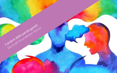L'immagine mostra una grafica astratta color arcobaleno con alcune persone che conversano tra loro. Sovrapposta all'immagine si vede una fascia viola con la scritta "Il potere delle parole gentili. Die Kraft freundlicher Worte".