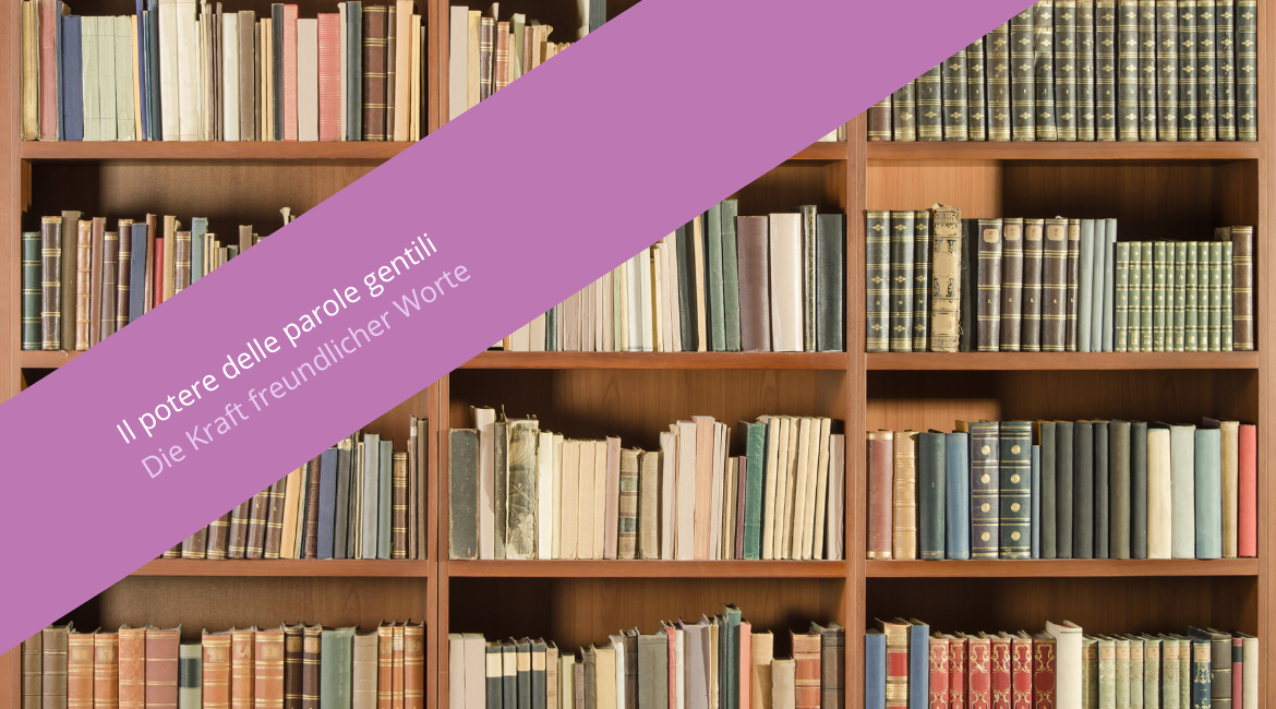 Nell'immagine si vede una scaffalatura piena di libri. Sovrapposta all'immagine si vede una fascia viola con la scritta "Il potere delle parole gentili. Die Kraft freundlicher Worte".
