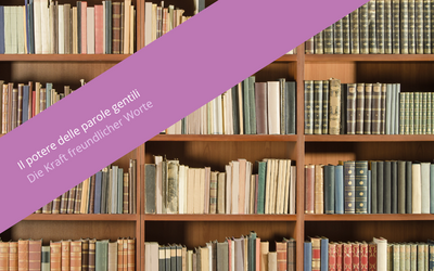 Nell'immagine si vede una scaffalatura piena di libri. Sovrapposta all'immagine si vede una fascia viola con la scritta "Il potere delle parole gentili. Die Kraft freundlicher Worte".