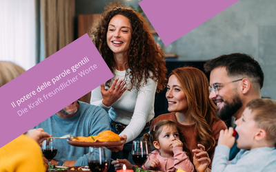 Nell'immagine si vede un gruppo di persone a tavola. Una donna con i capelli ricci castani sta servendo un piatto. Sovrapposta all'immagine si vede una fascia viola con la scritta "Il potere delle parole gentili. Die Kraft freundlicher Worte".