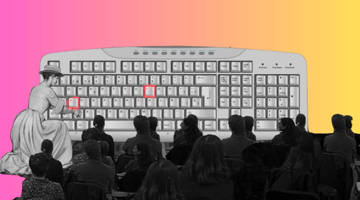 Una donna in abiti ottocenteschi preme i tasti "A" e "I" su una grande tastiera da computer di fronte ad un pubblico di spalle. Lo sfondo sfuma dal fucsia al giallo.
