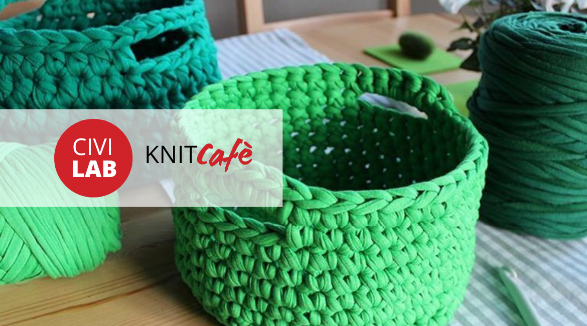 Foto di cestini verdi intrecciati con sovrapposto il logo rosso del CIVILab KNITCafè
