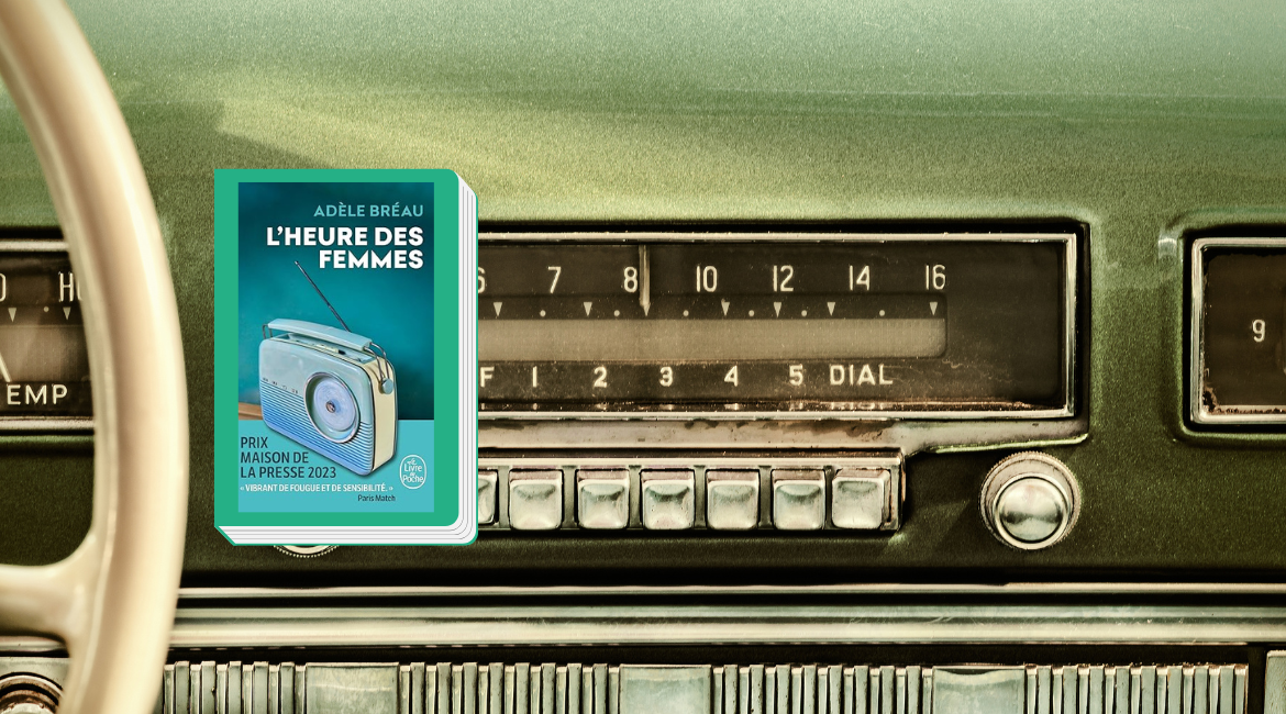 La copertina del libro "L'heure des femmes" di Adèle Bréau è bordato di verde mare. Sullo sfondo si vede il cruscotto di un'auto verde con una radio anni '60 in primo piano.