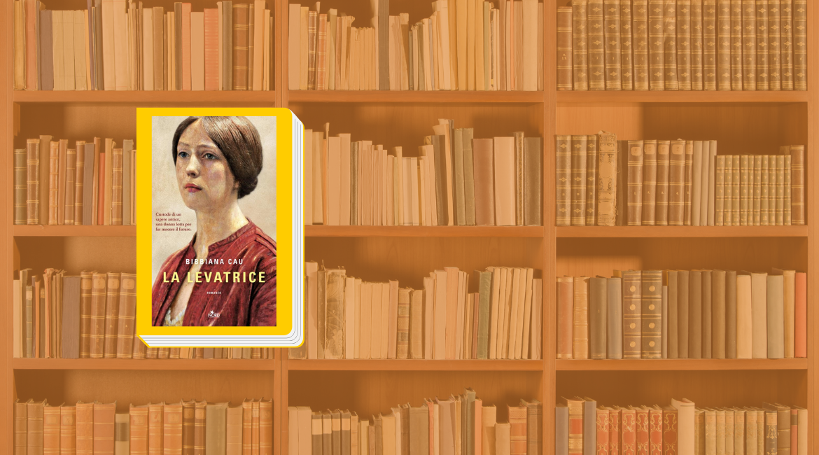 La copertina del libro "La levatrice" di Bibbiana Cau è posizionata a sinistra su uno sfondo di libreria.