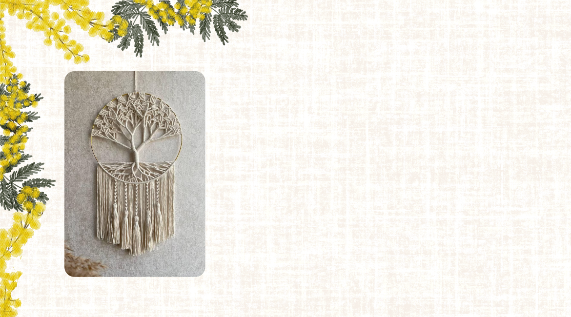 Un albero della vita realizzato in macramè è circondato da rami di mimosa fiorita. Lo sfondo è color tessuto naturale.