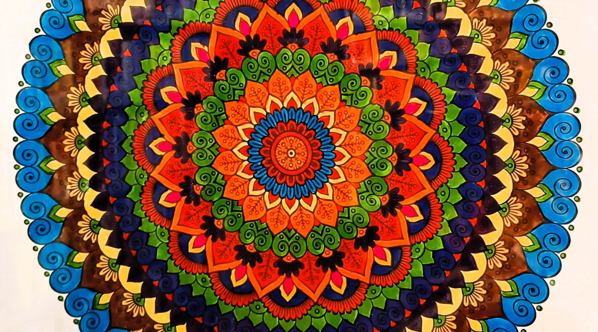 Nell'immagine si vede un mandala molto colorato, opera di Katharina Tutzer.