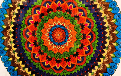 Nell'immagine si vede un mandala molto colorato, opera di Katharina Tutzer.
