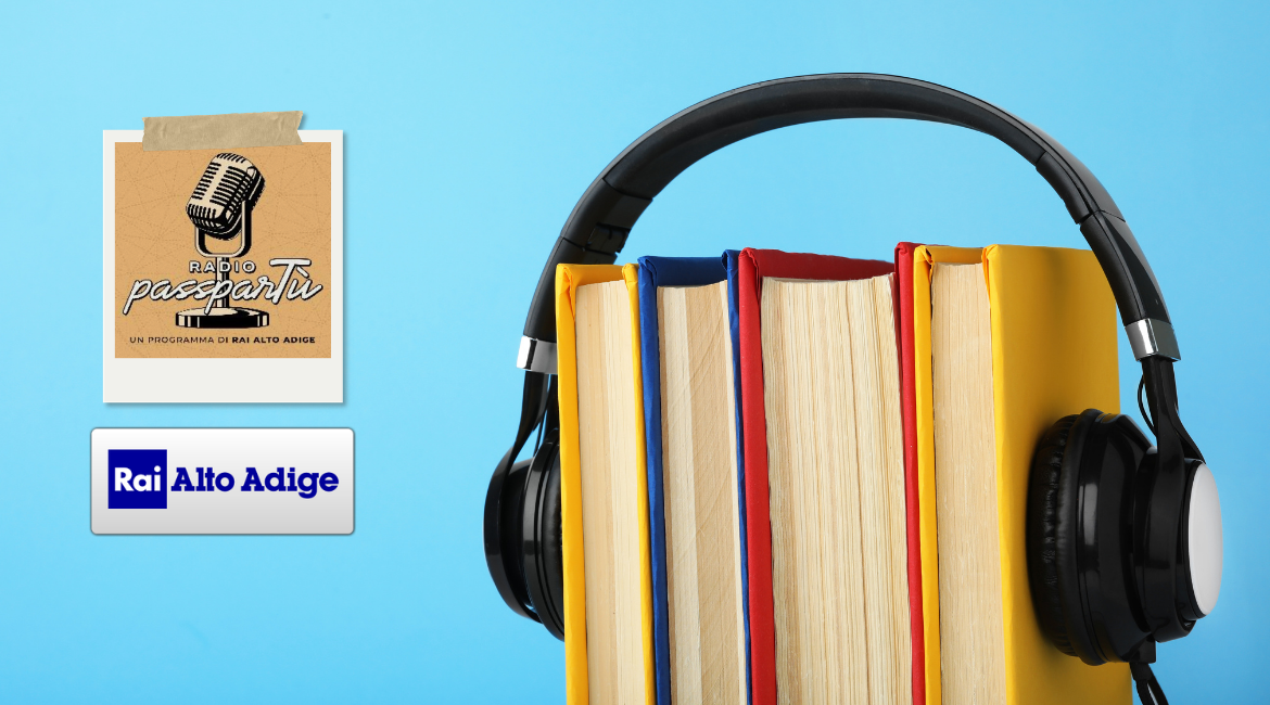 Nell'immagine si vedono dei libri circondati da una cuffia audio. Lo sfondo è azzurro e sulla sinistra si vedono i loghi di RAI Alto Adige e della trasmissione Passapartù.