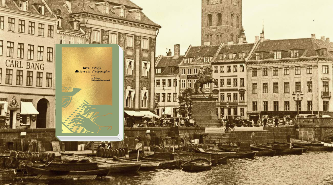 Nell'immagine si vede la copertina del libro Trilogia di Copenhagen di Tove Ditlevsen bordaa di verde. Sullo sfondo una foto storica color seppia della città di Copenhagen.