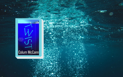 La copertina del libro "Twist" di Colum McCann è bordata di azzurro. Sullo sfondo si vedono delle profondità marine turchesi.